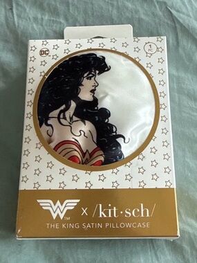 KITSCH x WONDER WOMAN SATIN PILLOWCASE - King Size 19x36